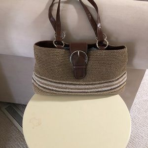 💥SOLD💥SOLD💥A cute woven bag that has plenty of room.  Has no brand name.